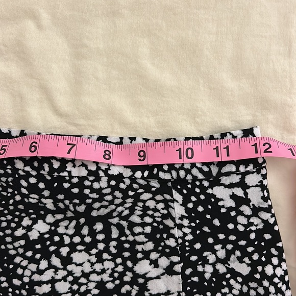 ASOS bow detail midi skirt with thigh split in mono smudge print - Picture 5 of 7